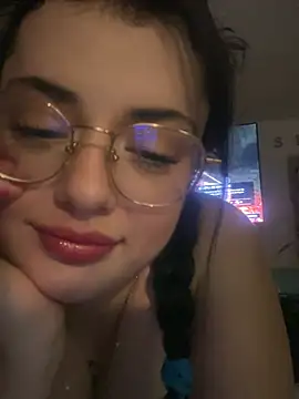 Noradior - take off top and show tits 🍒