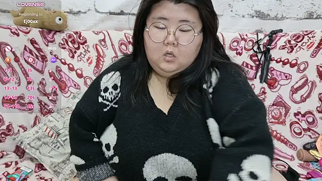 Nadine_asian - first toy control of a day 111sec