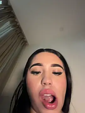 SofiaWildee - Flash boobs