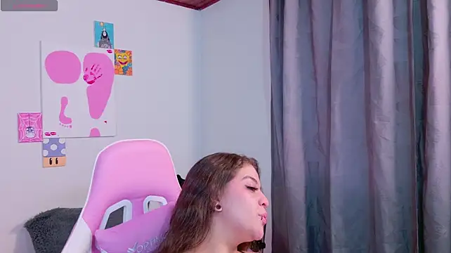 Mxss_Honey - Show boobs + lick and spit them