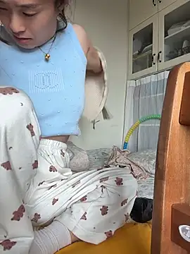 Saozi666 - 完成可选：挤奶水、口交黑鸡吧、小粉插入M腿、开双插票、骑乘视角、口叼内裤