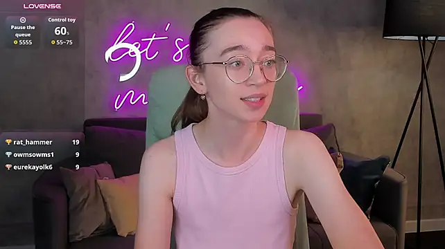 Lucy_Green - play with nipples