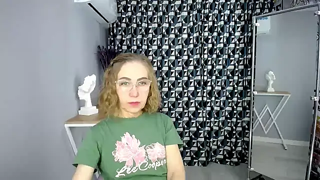 Queen_a_n_i - show ass close