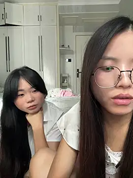 Yue-ai - 反向涂口红，绕过脖子
