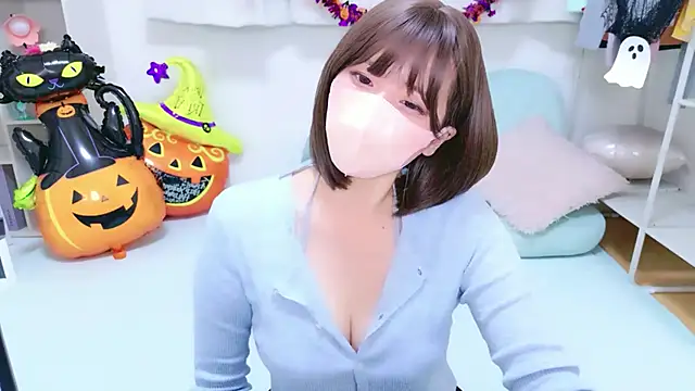 Yuzu_yz - シャツのボタン半分開けて谷間チラ♡