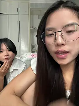 Yue-ai - 反向涂口红，绕过脖子