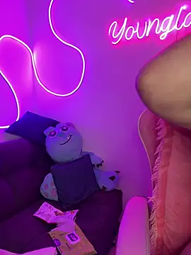 Yovng___Lau - fingers my pussy in your face