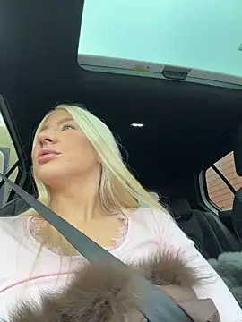 NewLale - Spread pussy lips