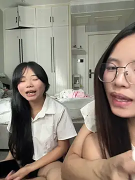 Yue-ai - 反向涂口红，绕过脖子