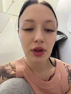 EliteBitch - make my nipples hard under top💅