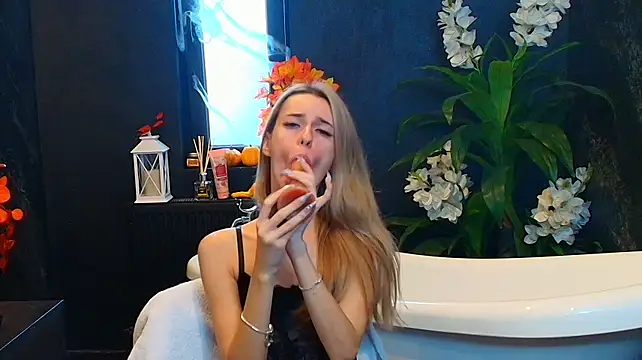RoxanneJoy - Play with my kitten