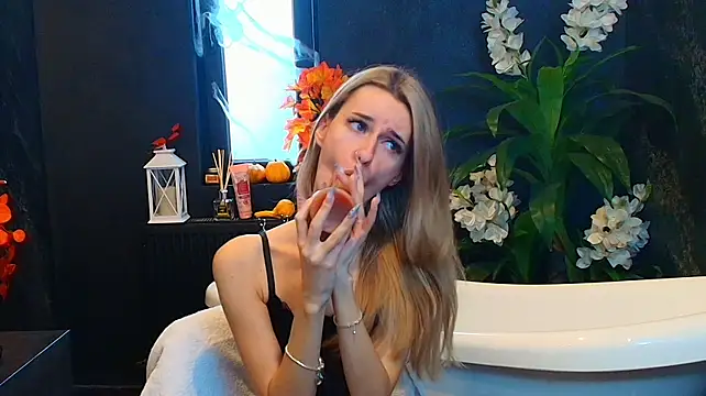 RoxanneJoy - Play with my kitten