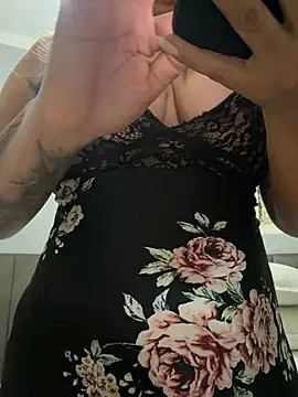 Mariiii_morena - Peladinha e mostrando por 3 minutos