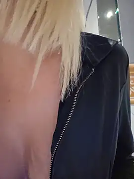 MILFBARBY - Make me squirt in public place