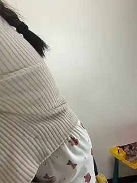 Saozi666 - 完成可选：挤奶水、口交黑鸡吧、小粉插入M腿、开双插票、骑乘视角、口叼内裤