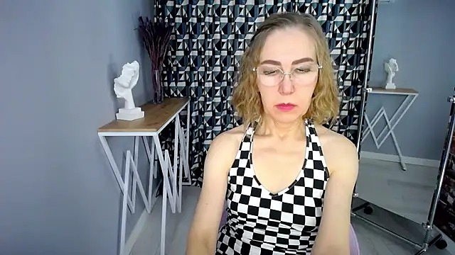 Queen_a_n_i - wear only bra