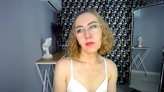 Queen_a_n_i - wear only bra
