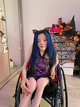 MiniSophiaa - Show ass/doggy 5min