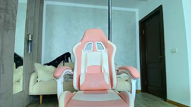 Britney_Charm_ - Poledancing and Squirt hard , cumshow