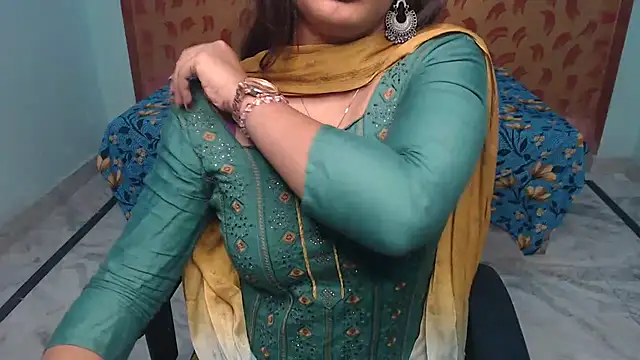 Deevisha-queen - Last tipper name on boobies 🥵🍒😋😘
