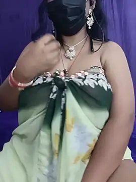 Cute-Radhika1 - Oil on boobs