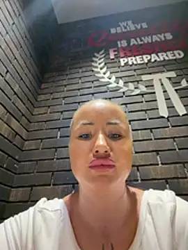 Beautydiamond - Take off bra in the full KFC