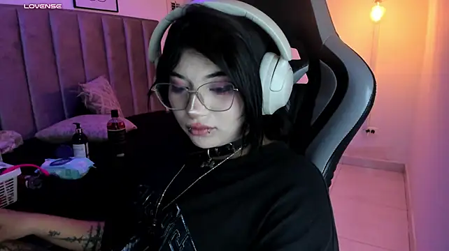 Kitty_Gang - Ride dildo watching my ass up close 🔥