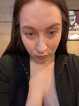 Holly_Play - pinch NAKED nipples around people