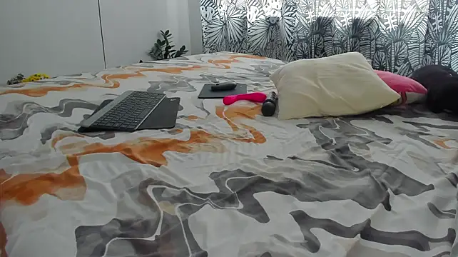 Marie_marie03 - tease my pussy with finger or dildo