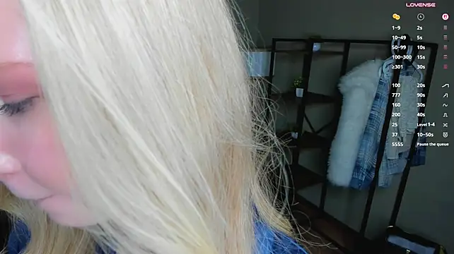 BlondeMiaX - Show my boobs right now