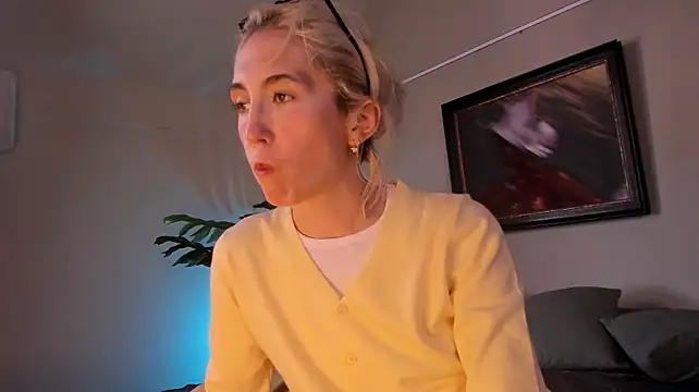 Elen__Moore - small burgers tease