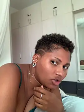 Madelltheebony - Massage my boobs with oil