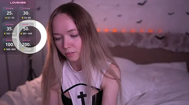 PinkyVenom__ - show cleavage close