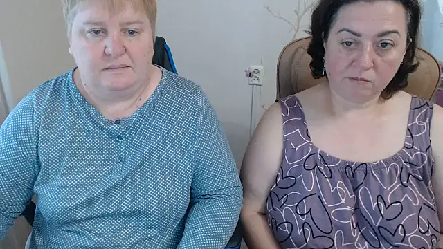 Lindy-Jeanie - hot kiss and lick boobs brunette