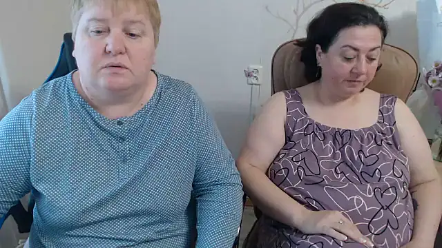 Lindy-Jeanie - hot kiss and lick boobs brunette