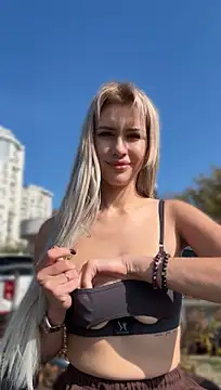 KikiWatson - Topples 2 min in public ❤️‍🔥😍