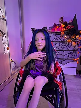 MiniSophiaa - Show ass/doggy 5min
