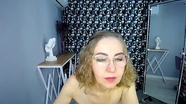 Queen_a_n_i - wear only bra