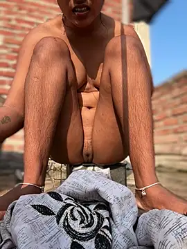 4U143 - Full nude show