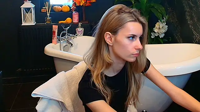 RoxanneJoy - Play with my kitten