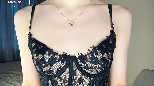 LianneBynon - shake ny booty close to cam !