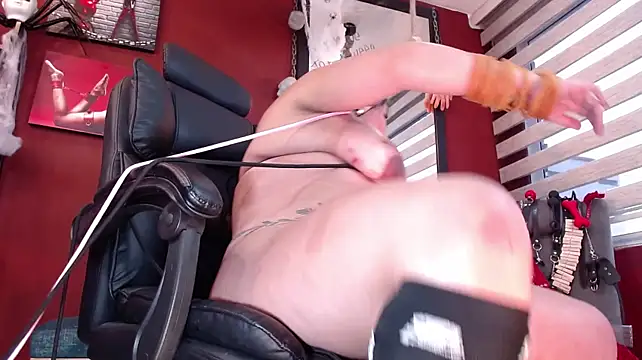 Kendylovelancee - pussy clamps + wax🥵