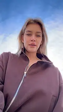 KikiWatson - Finger in my ass in public 💦😍