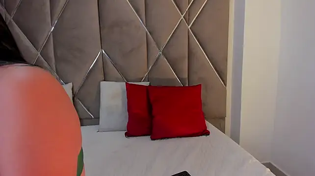 IsabellaVeles - I play with my juicy tits