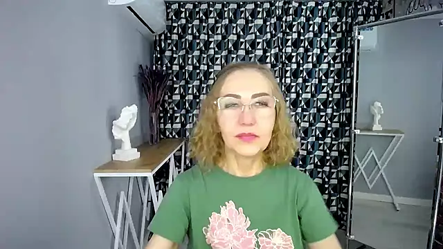 Queen_a_n_i - wear only bra