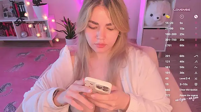 Pussy-kattt - show tits 2 mins