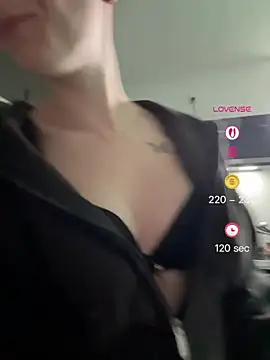 Adrixnx22 - Titten zeigen + ein ölen😈😏