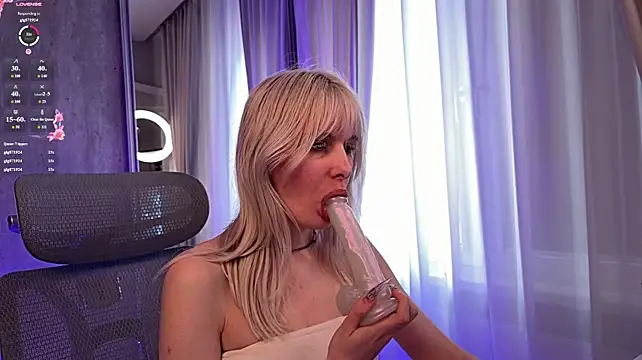 ElizabethLindberg - Completely naked for 5 minutes