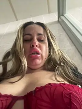 Laarti - Squit y enseñar tetas en baño público