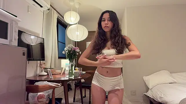 ReynaMccarron - show my beatifull legs to cam